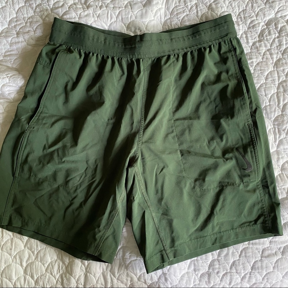NIKE Yoga DRI-FIT Shorts - Green